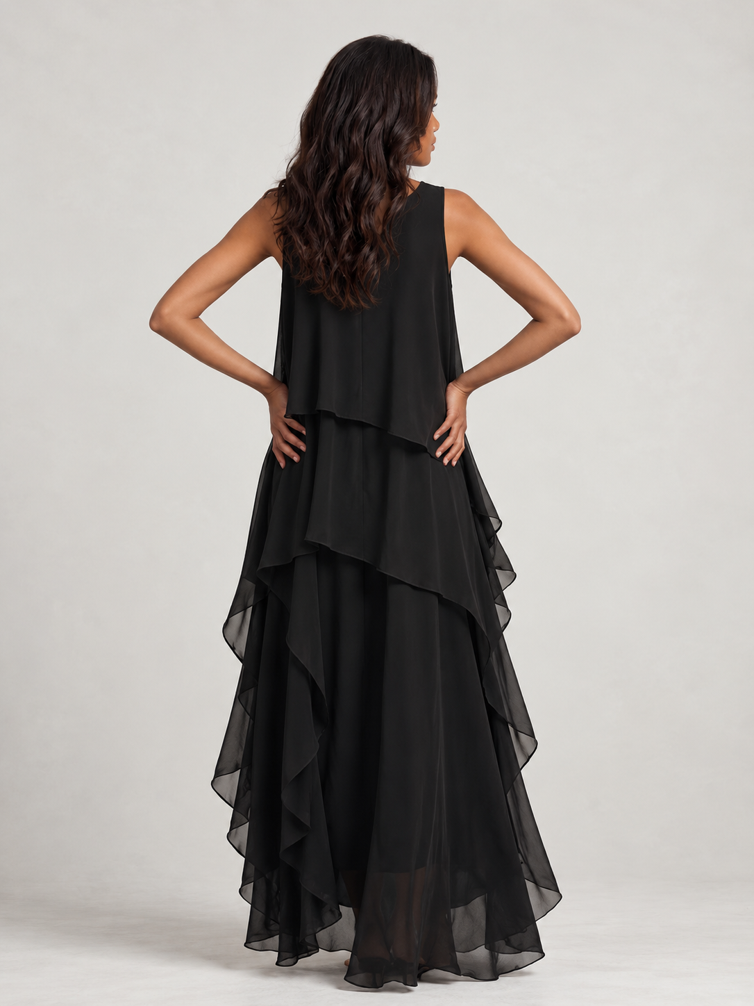 Élina | Robe longue fluide noire avec superpositions légères et style élégant