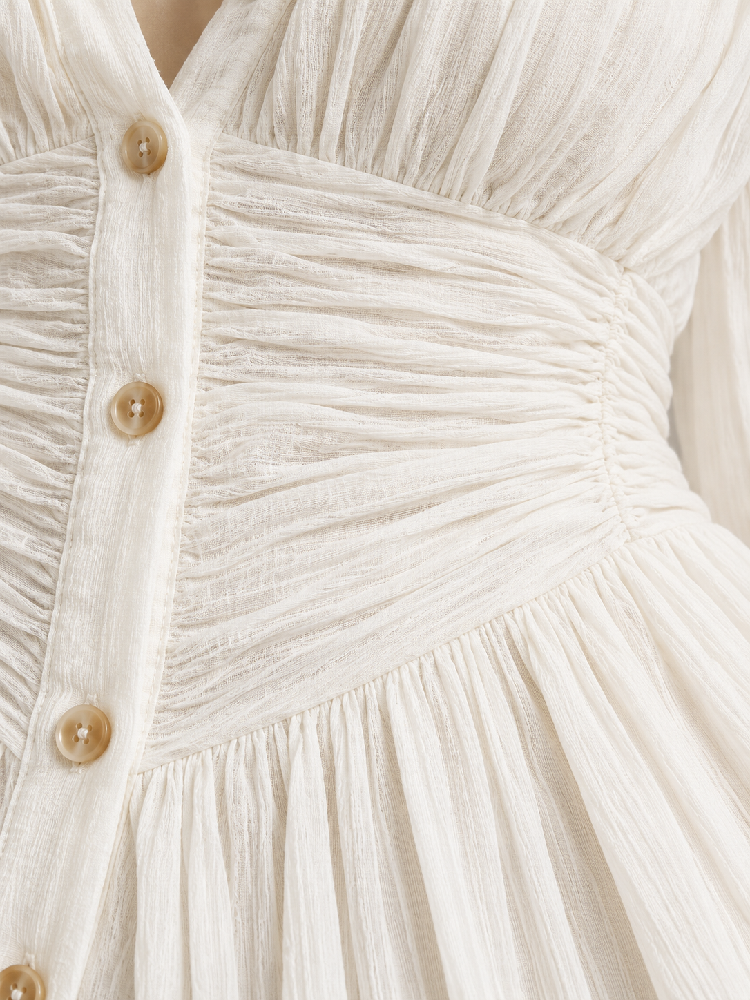 Robe longue ceinturée à revers plissés