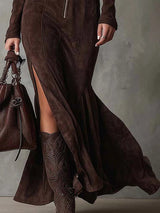 Amélie robe longue effet daim marron – détail fente latérale