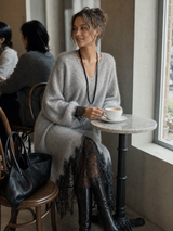 Noémie robe pull en maille scintillante grise – portée au café