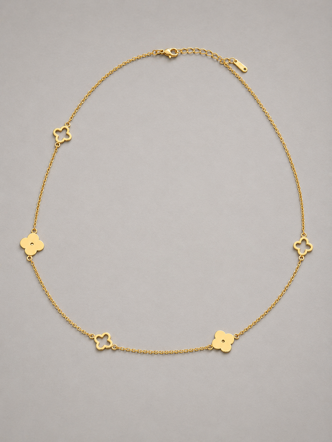 KAIA – CHAÎNE DORÉE À FLEURS DÉLICATES COLLIER