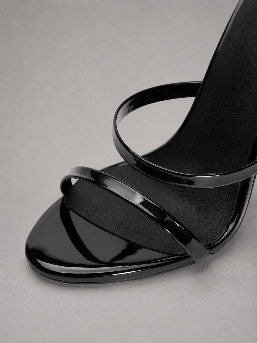 ICONA - SANDALES À TALON VERNIES NOIR ÉLÉGANCE
