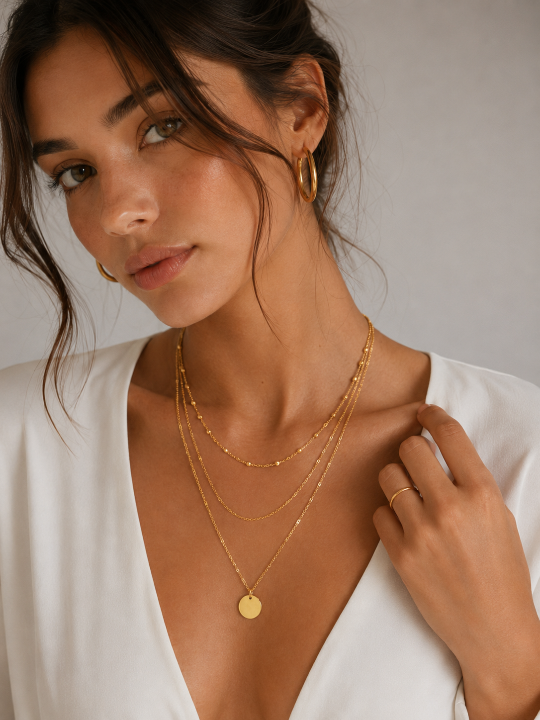 ÉLO – CHAÎNE TRIPLE RANG À MÉDAILLON DORÉ COLLIER