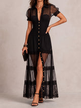 Elena robe longue boutonnée noire – portée, main sur la hanche