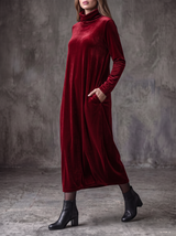 Margot robe longue en velours rouge – portée en mouvement