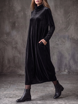 Margot robe longue en velours noire – portée en mouvement