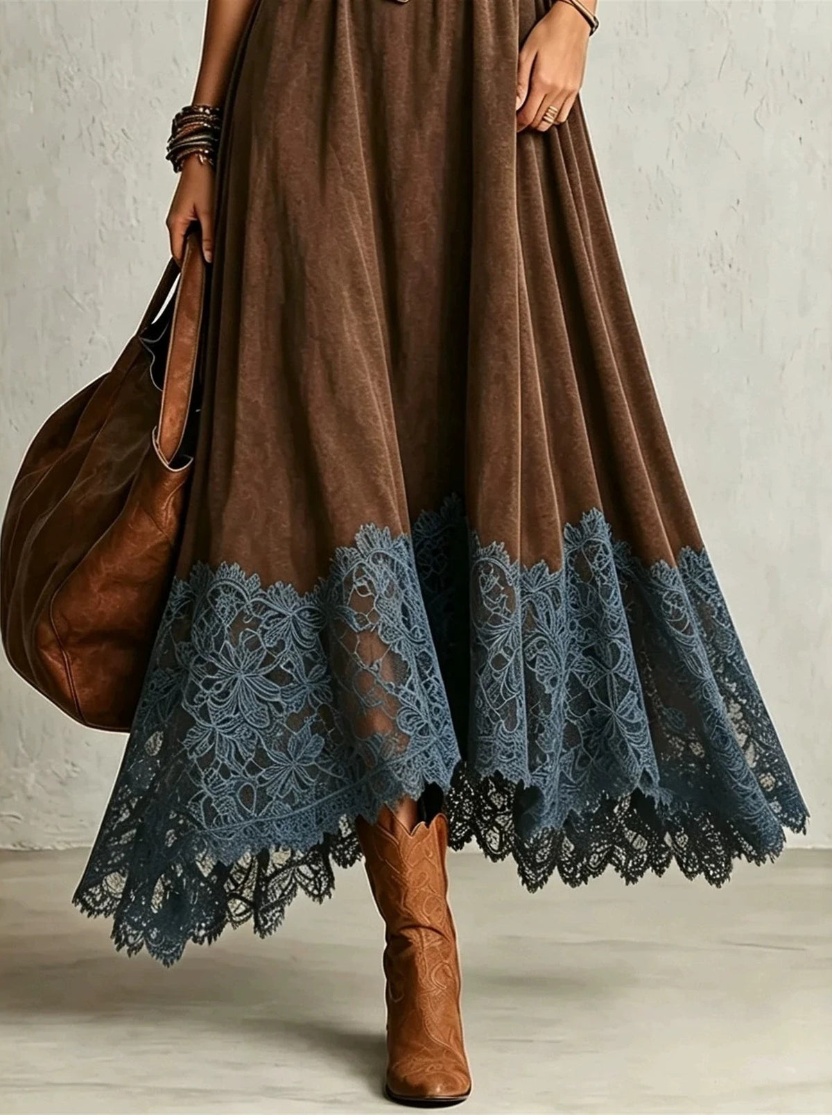 Odette robe longue effet daim marron – détail ourlet en dentelle bleue