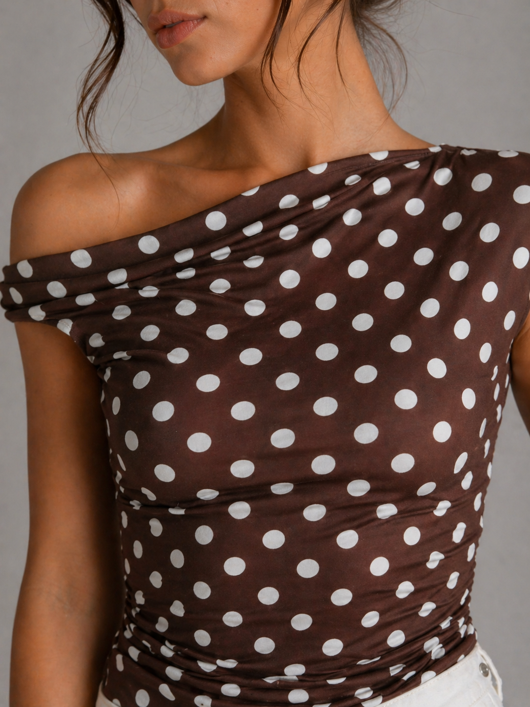 POLKA – TOP ASYMÉTRIQUE À POIS