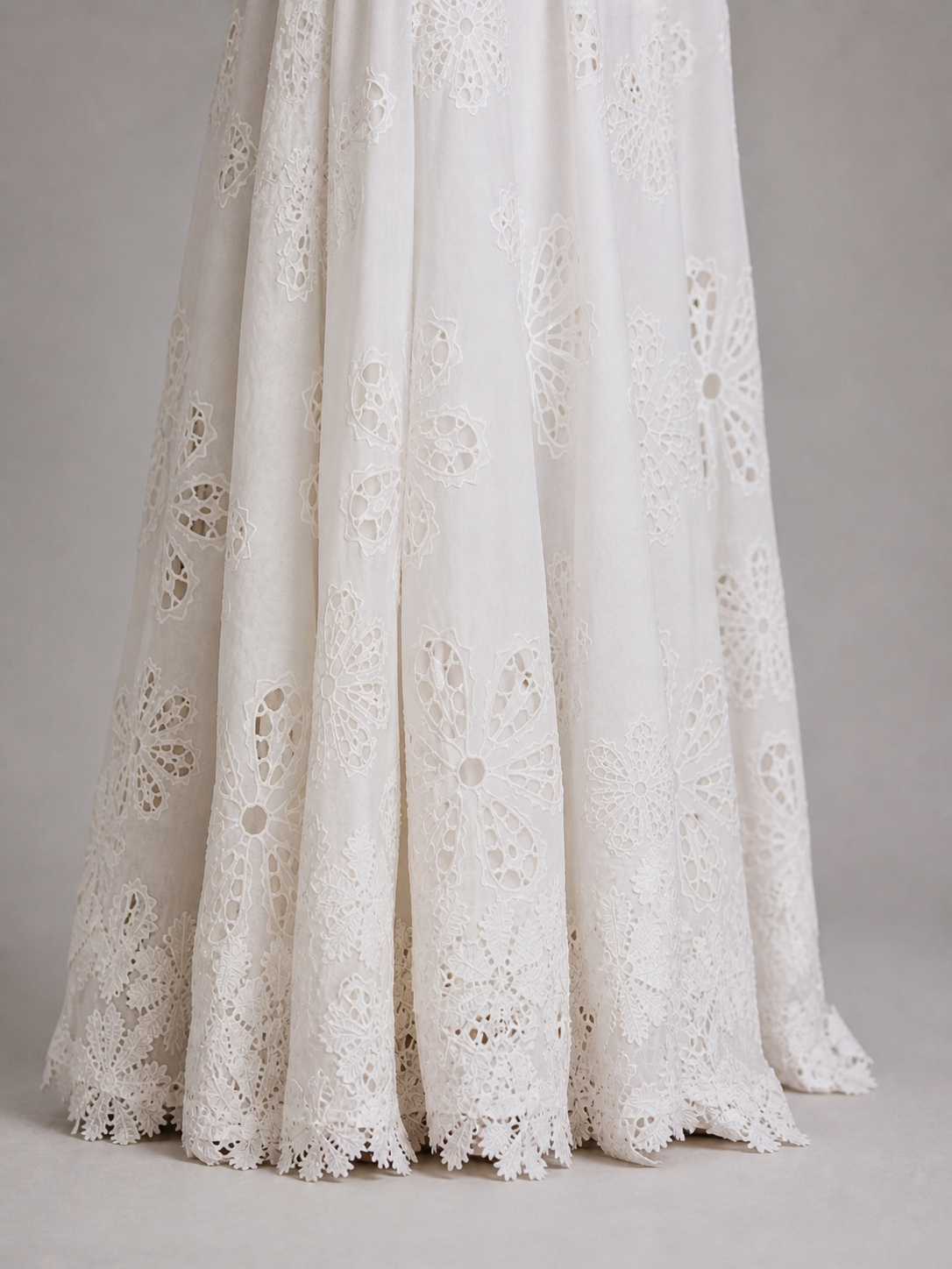 AURÉLIE - ROBE COURTE BLANCHE BRODÉE À MANCHES LONGUES