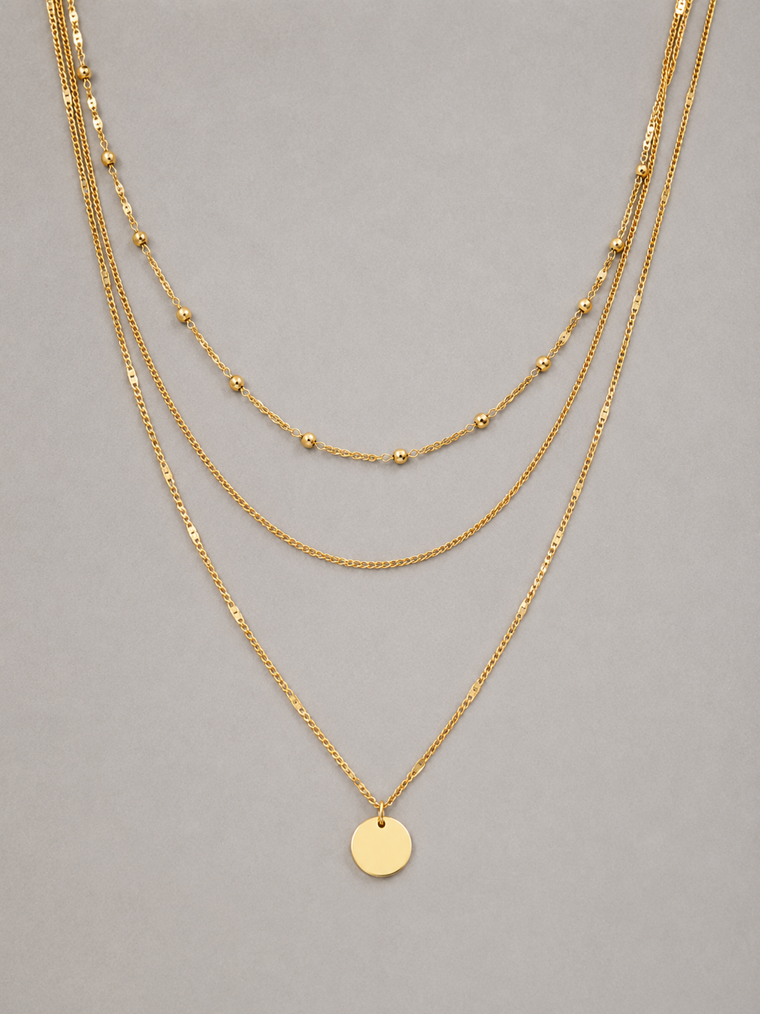 ÉLO – CHAÎNE TRIPLE RANG À MÉDAILLON DORÉ COLLIER