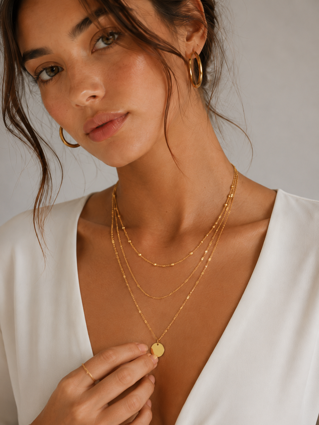 ÉLO – CHAÎNE TRIPLE RANG À MÉDAILLON DORÉ COLLIER