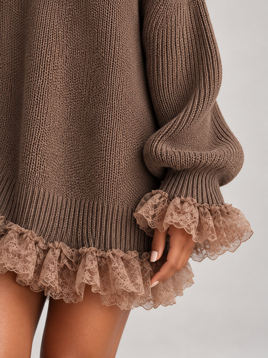 Anaïs™ | Pull à col roulé et détails en dentelle