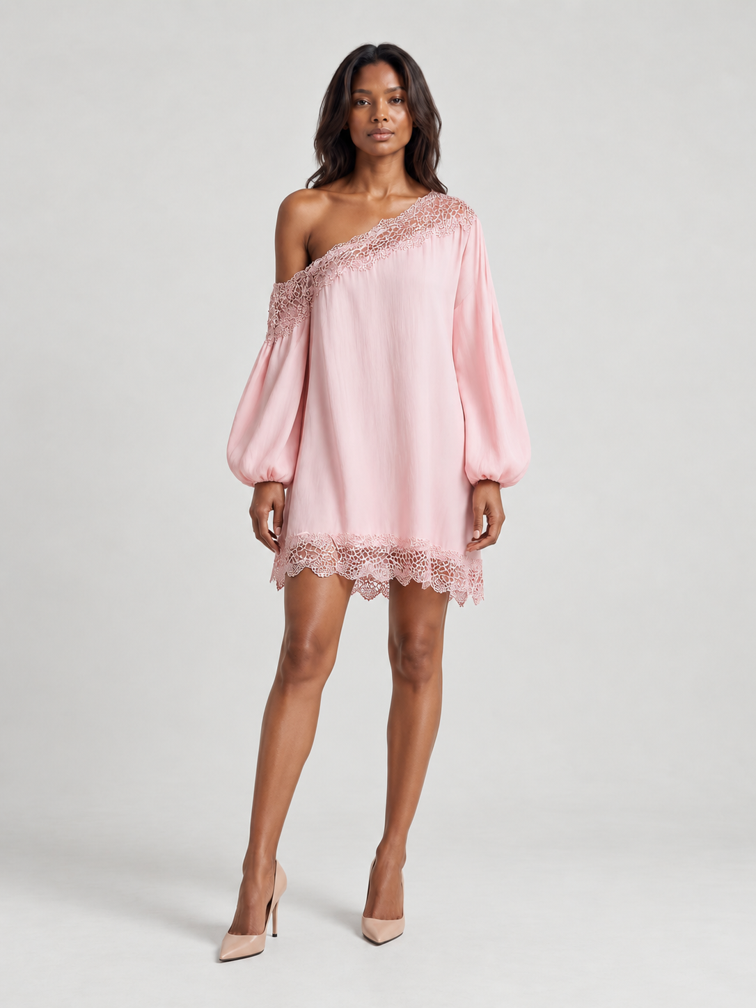 Amélie | Robe asymétrique satinée avec dentelle