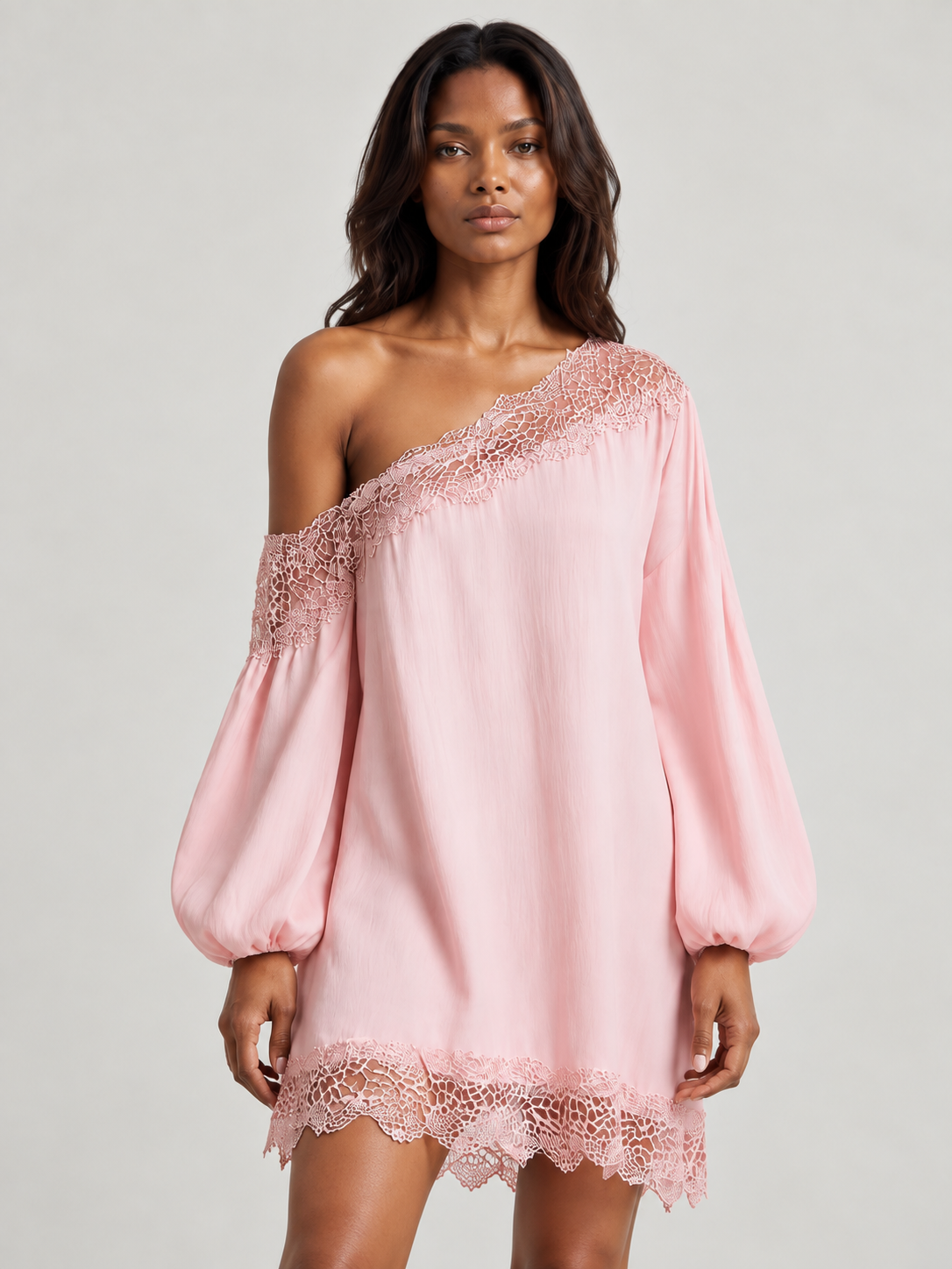 Amélie | Robe asymétrique satinée avec dentelle