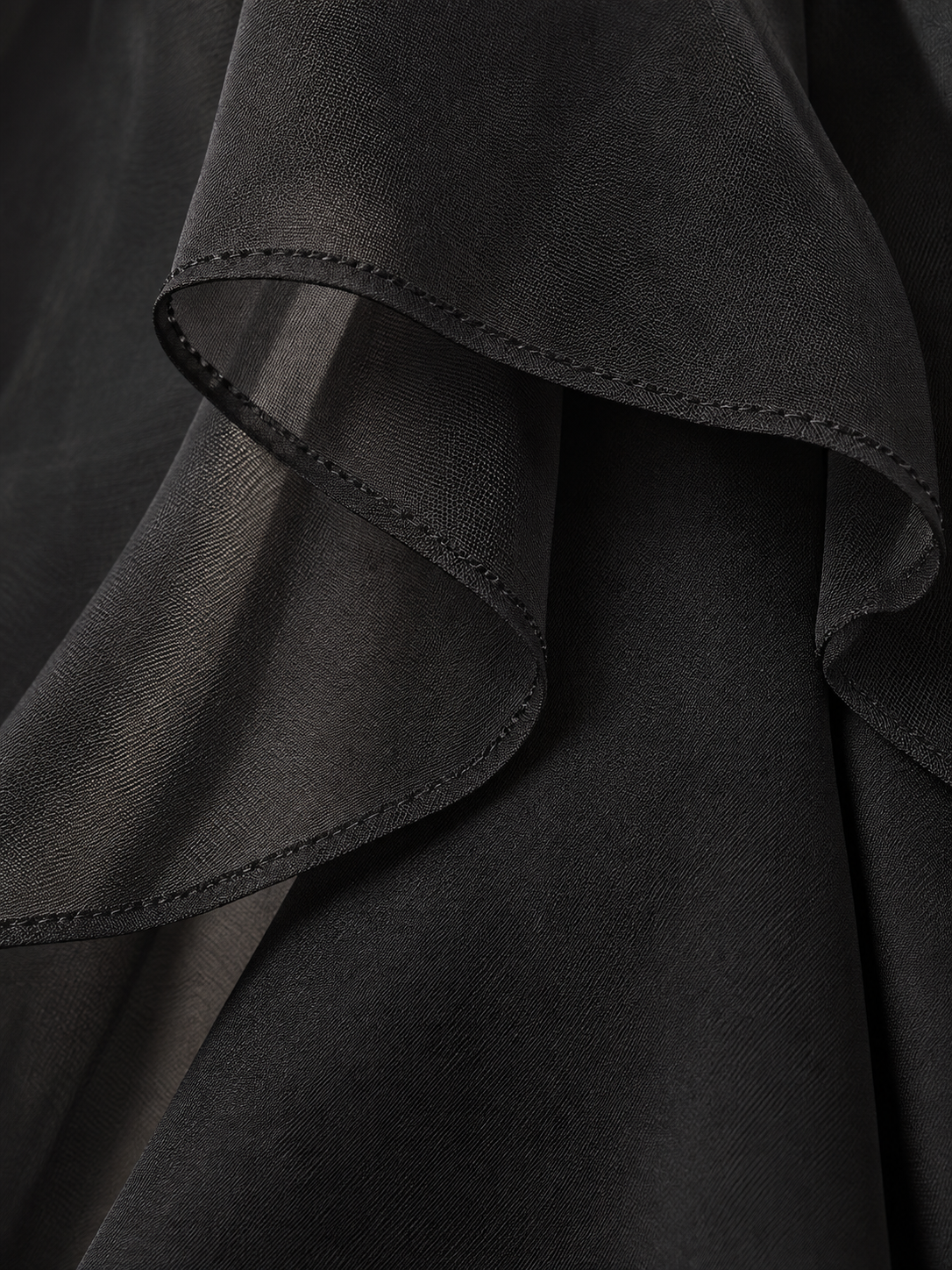 Élina | Robe longue fluide noire avec superpositions légères et style élégant