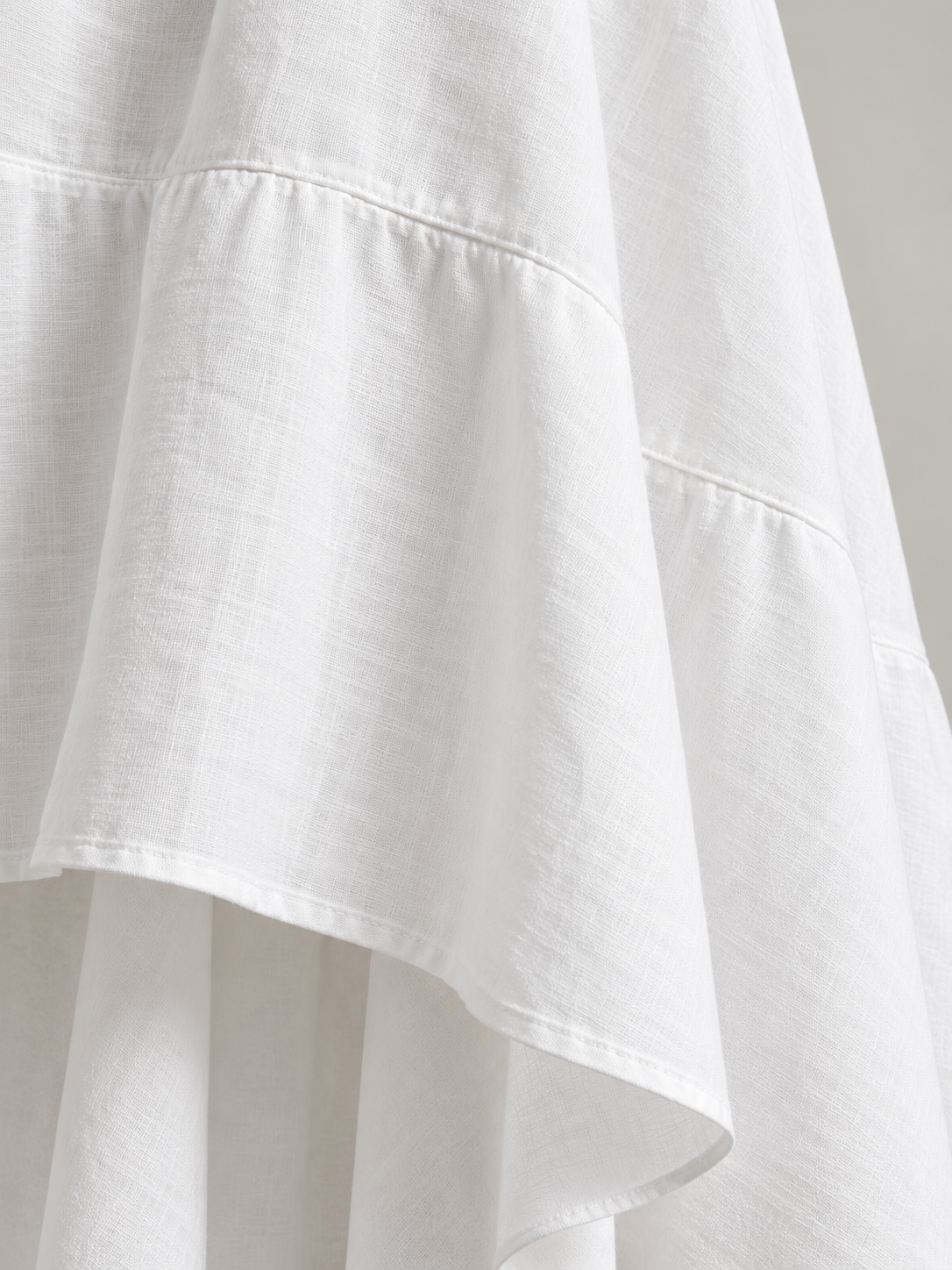 Alina | Robe asymétrique fluide en tissu léger au style minimaliste chic