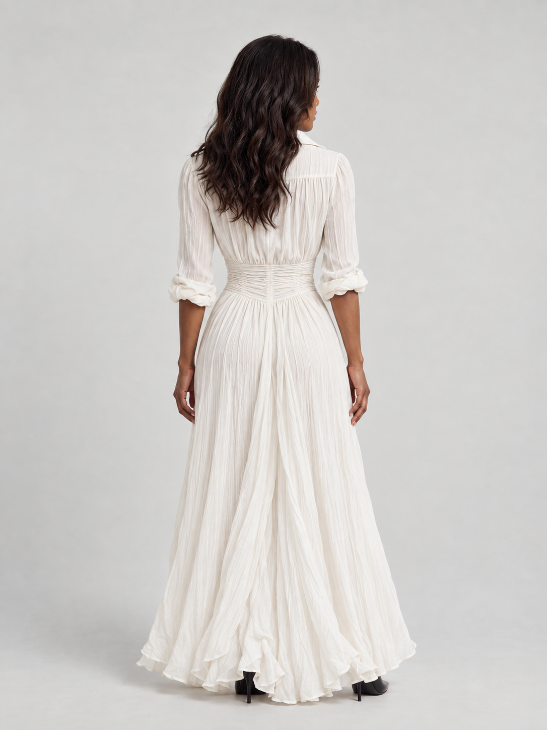 Robe longue ceinturée à revers plissés