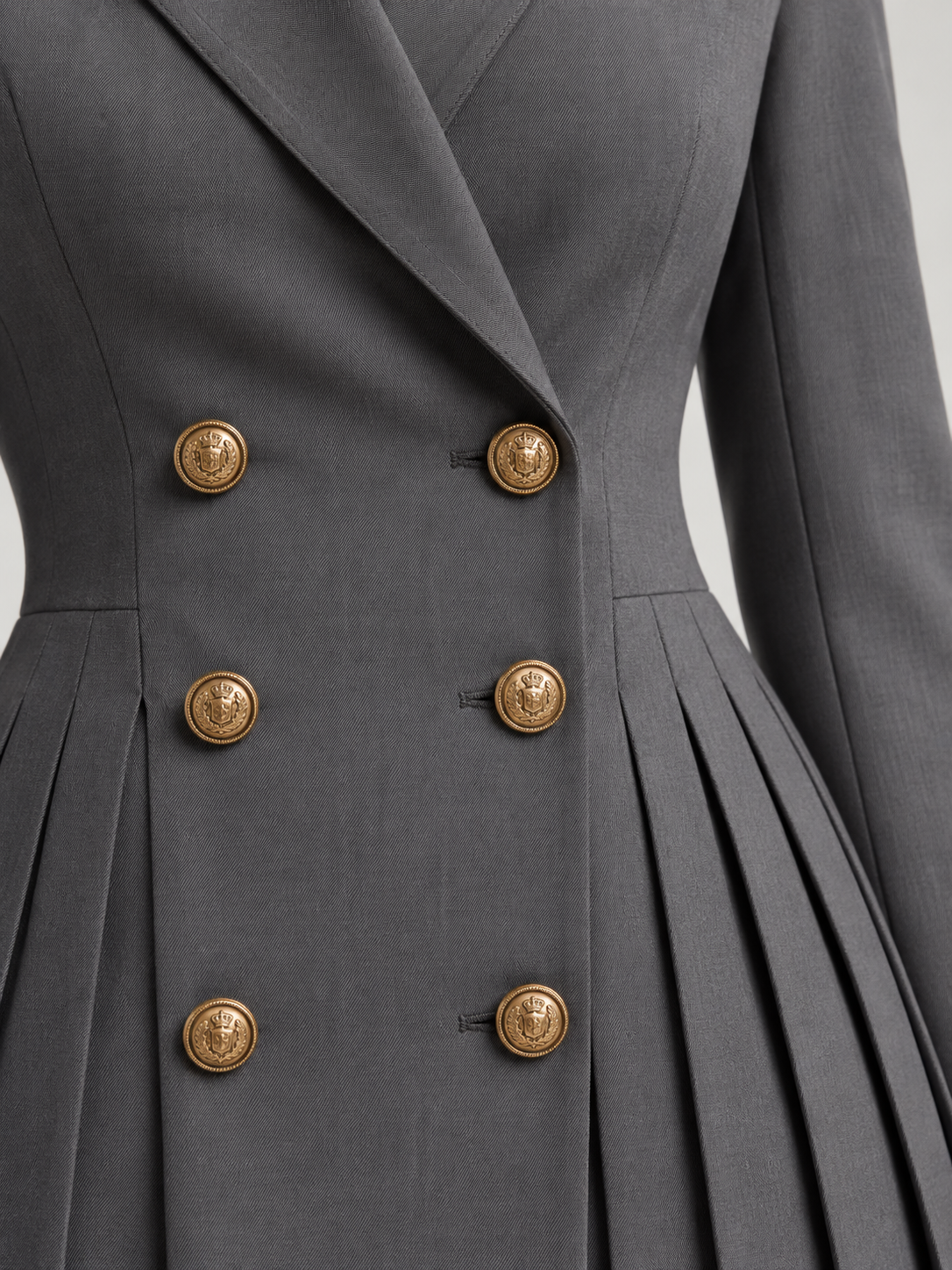 Adeline™ | Robe tailleur plissée à boutons dorés