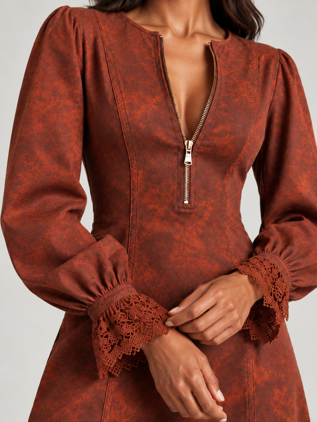 Robe courte en daim avec dentelle – féminine & sophistiquée