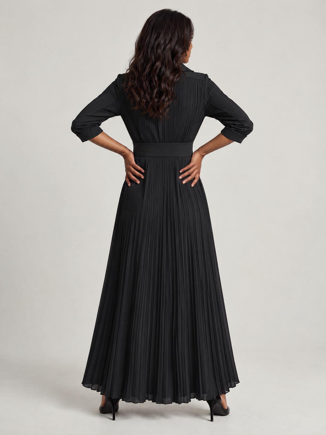 Robe longue plissée de luxe avec ceinture ajustable et col tailleur