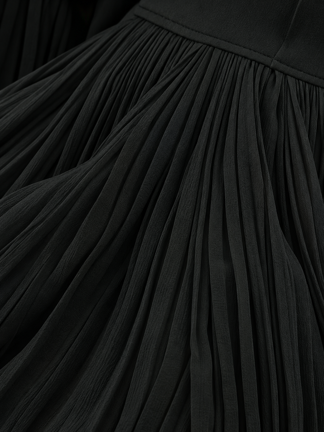 Robe longue plissée de luxe avec ceinture ajustable et col tailleur