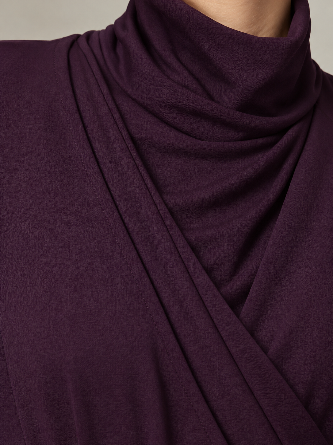 Robe longue asymétrique à col montant