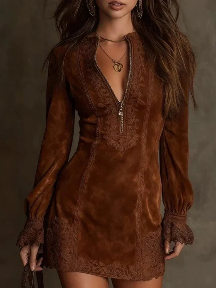 Robe courte en daim avec dentelle – féminine & sophistiquée