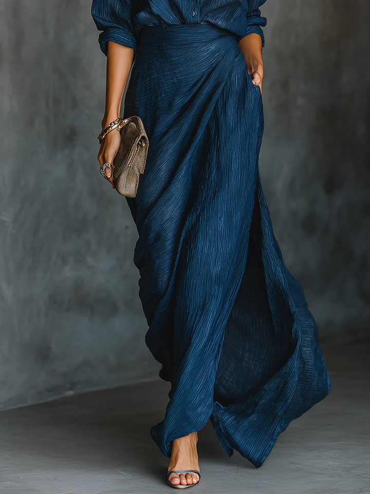 Élégance en mouvement – Ensemble blouse et jupe en satin