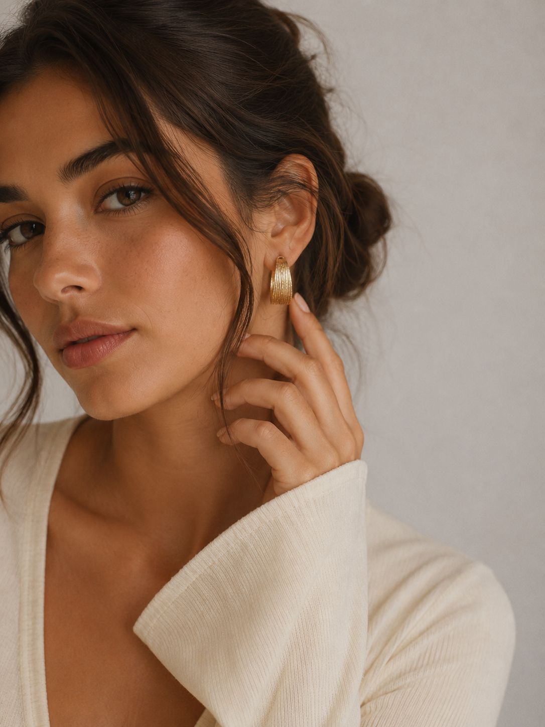 AMOUR – BOUCLES D’OREILLES CRÉOLES DORÉES TRESSÉES