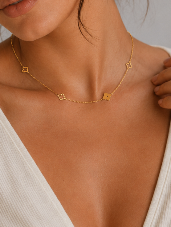 KAIA – CHAÎNE DORÉE À FLEURS DÉLICATES COLLIER