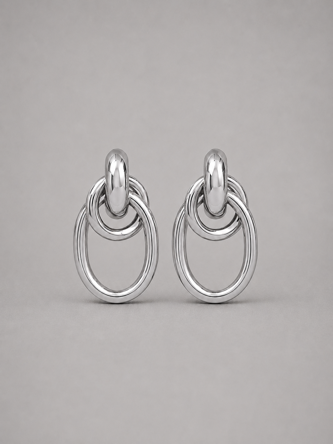 MAISON – BOUCLES D’OREILLES À ANNEAUX ENTRELACÉS
