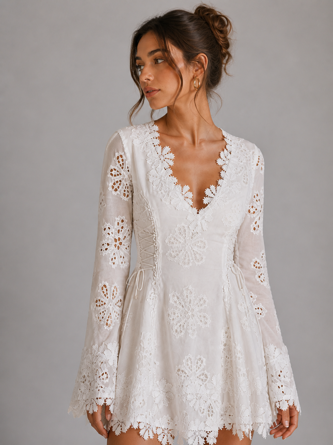 AURÉLIE - ROBE COURTE BLANCHE BRODÉE À MANCHES LONGUES