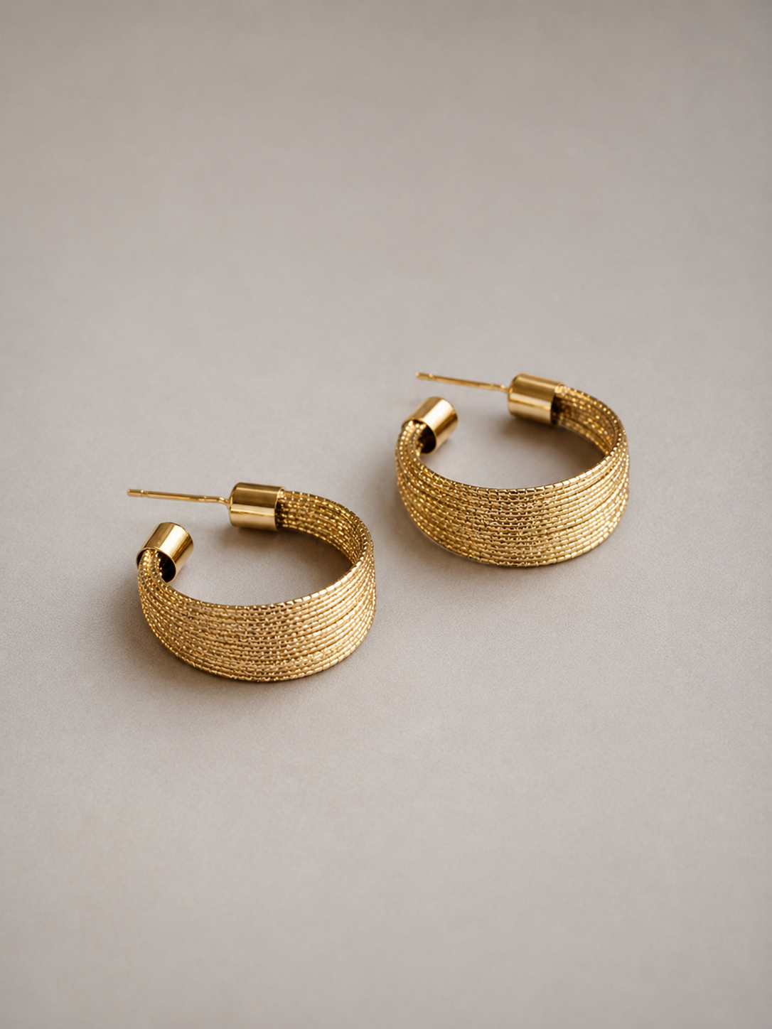 AMOUR – BOUCLES D’OREILLES CRÉOLES DORÉES TRESSÉES