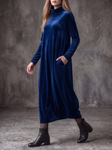 Margot robe longue en velours bleue – portée en mouvement