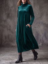 Margot robe longue en velours vert foncé – portée en mouvement