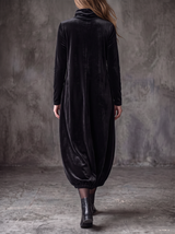 Margot robe longue en velours noire – vue de dos