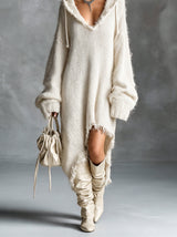 Margot robe pull à capuche blanc crème – portée en marchant