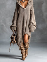 Margot robe pull à capuche marron – portée en marchant